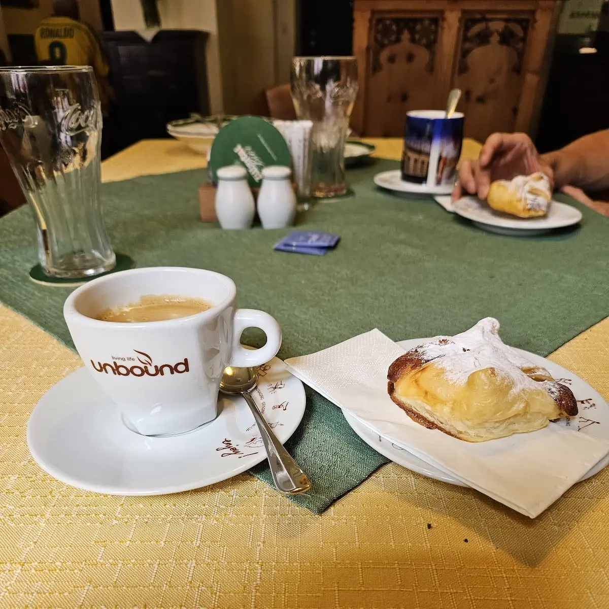 Topfengolatsche Mit Kaffee