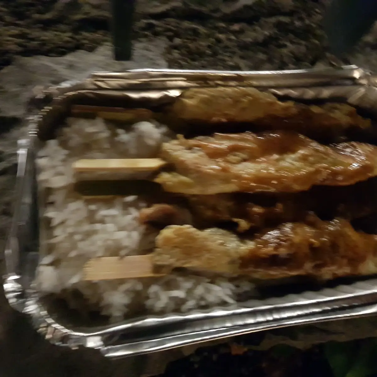 Hühnchenspieße Mit Erdnuss Dip Und Reis