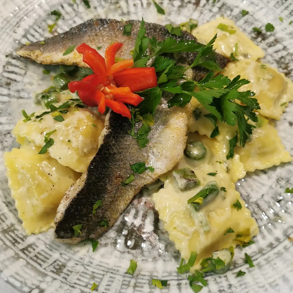 Selbstgemachte Ravioli Mit Spargelfülle Und Zander