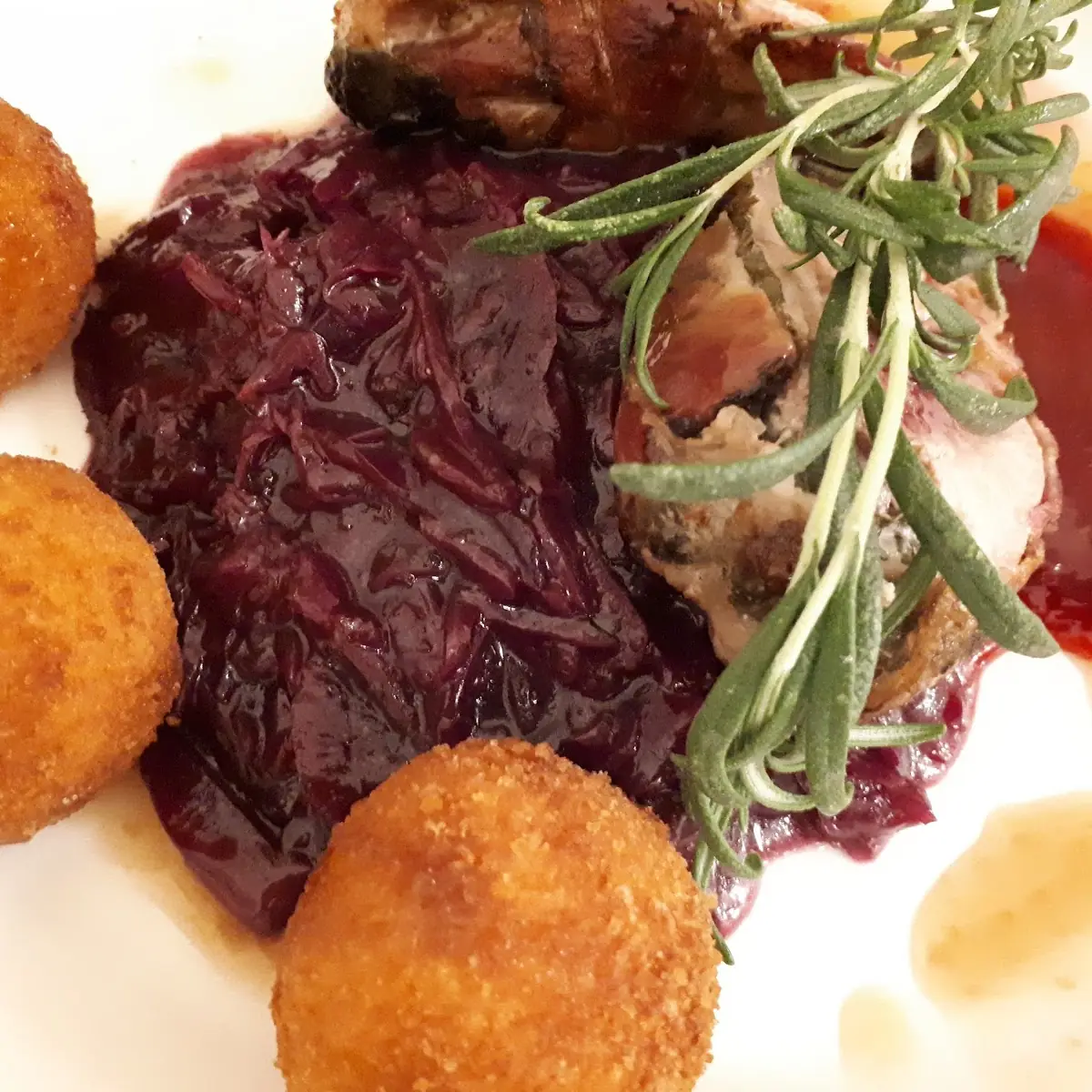 Rebhuhnbrust Rotkraut Kartoffelbällchen