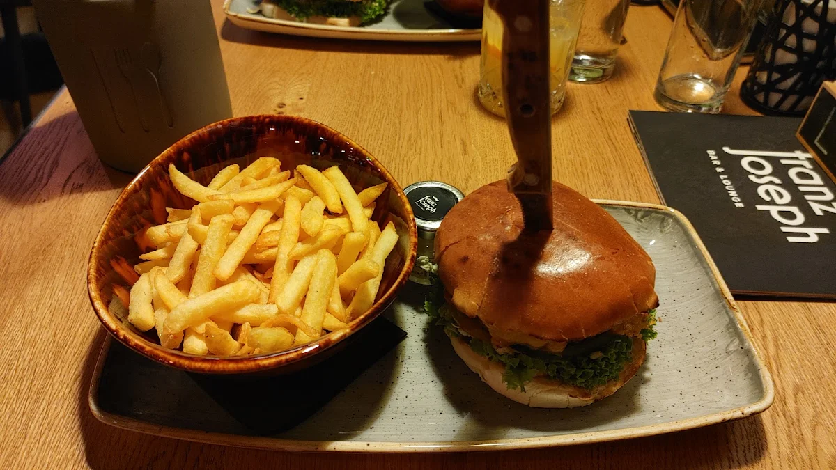 Cheeseburger Mit Pommes Frites