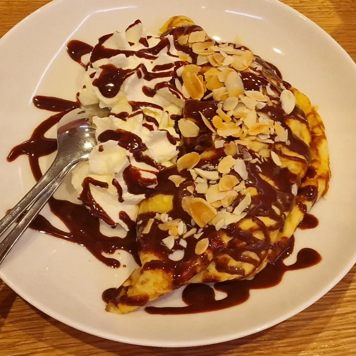 Eispalatschinke Mit Vanillieeis Und Schlag Mit Mandelsplitter