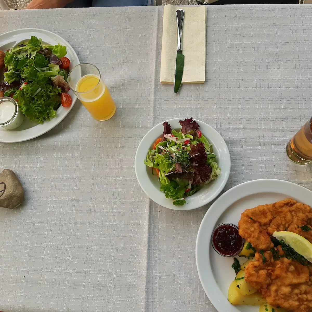Schweineschnitzel Gemischter Salat Gemüselaibchen