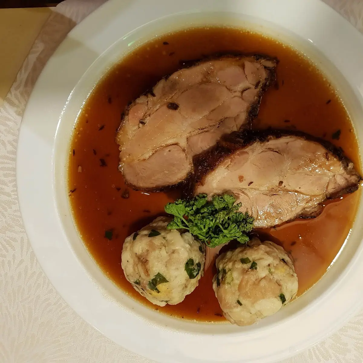 Schweinsbraten Mit Semmelknödeln Und Krautsalat