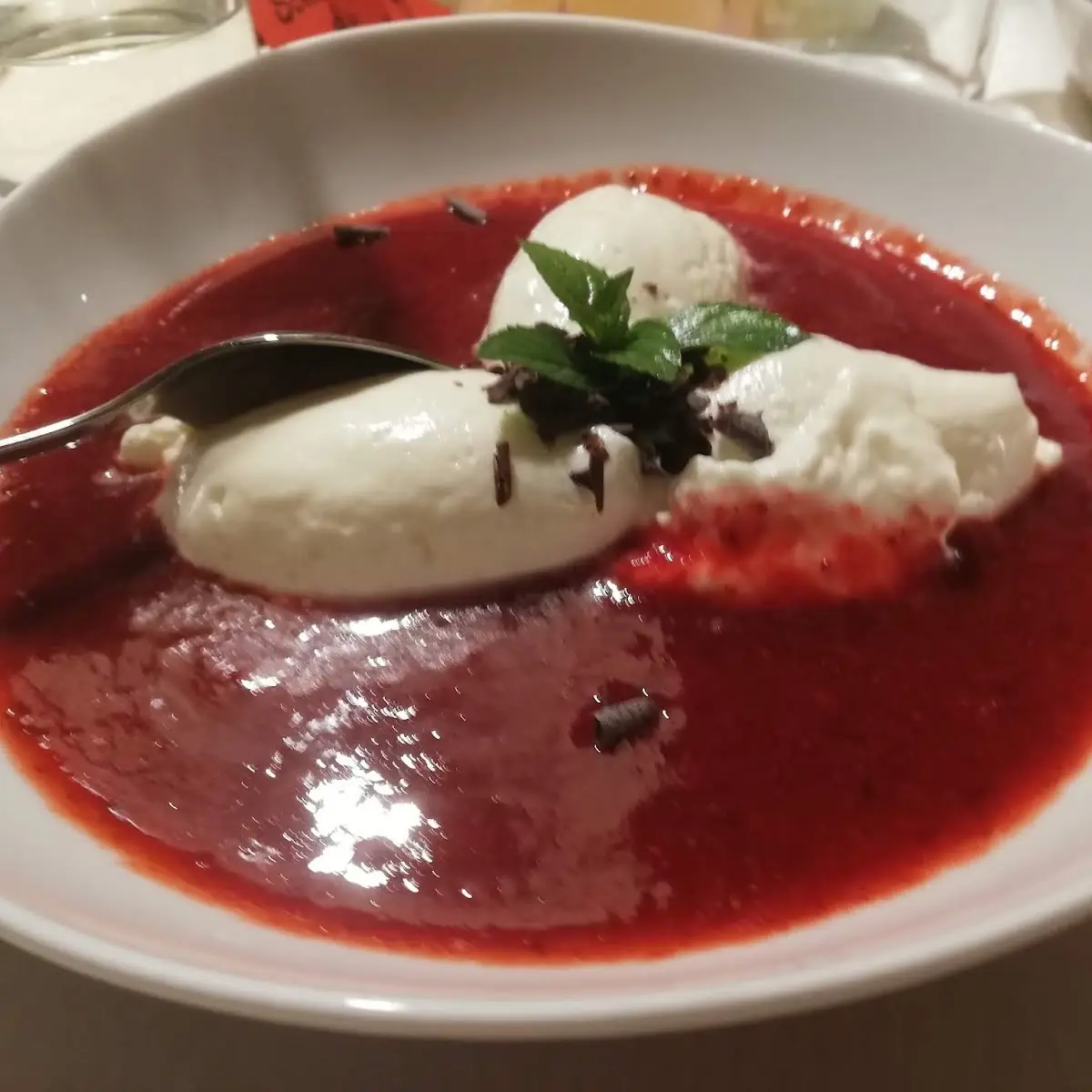 Topfennockerl Auf Erdbeerspiegel