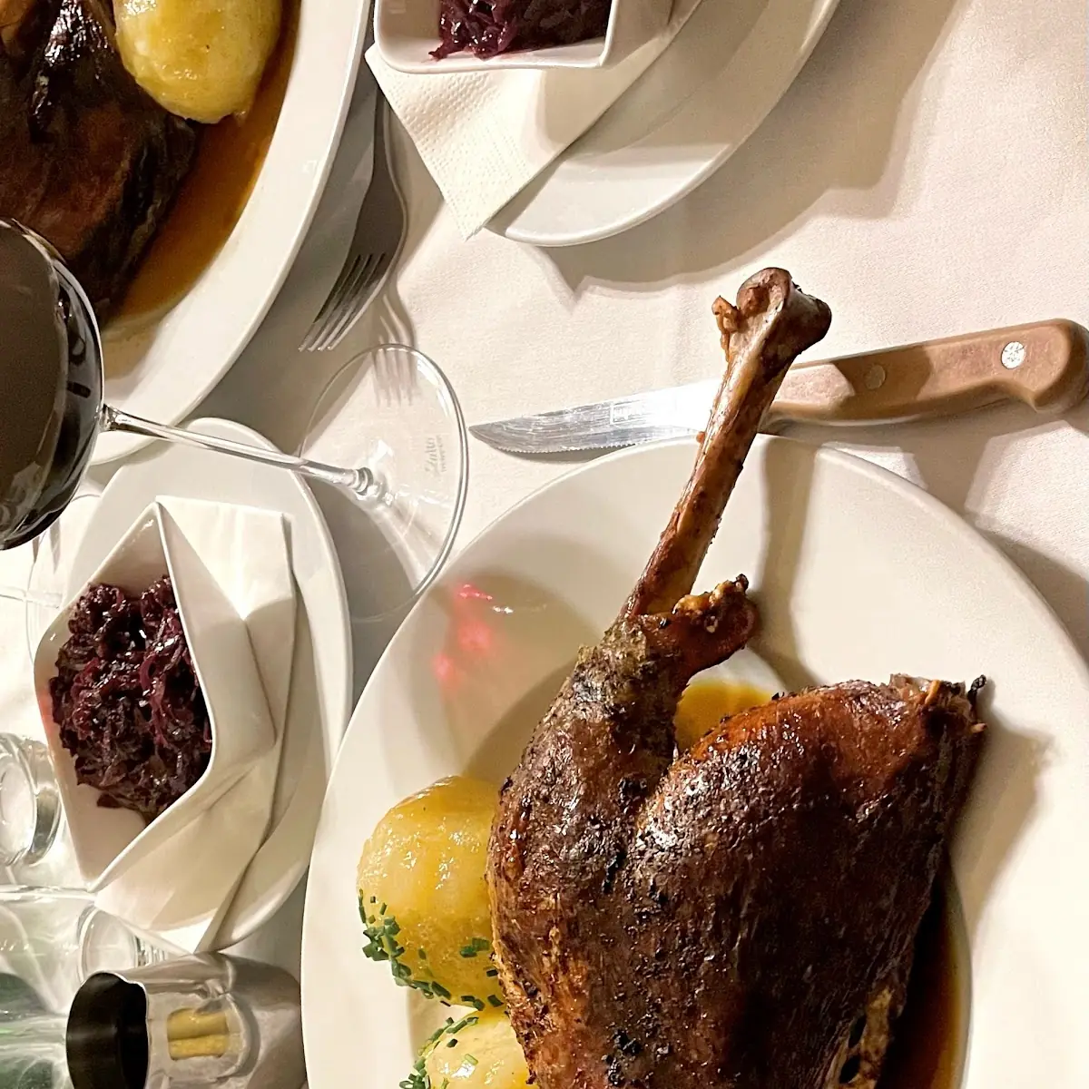 Martinigansl Mit Kartoffelknödel Und Rotkraut