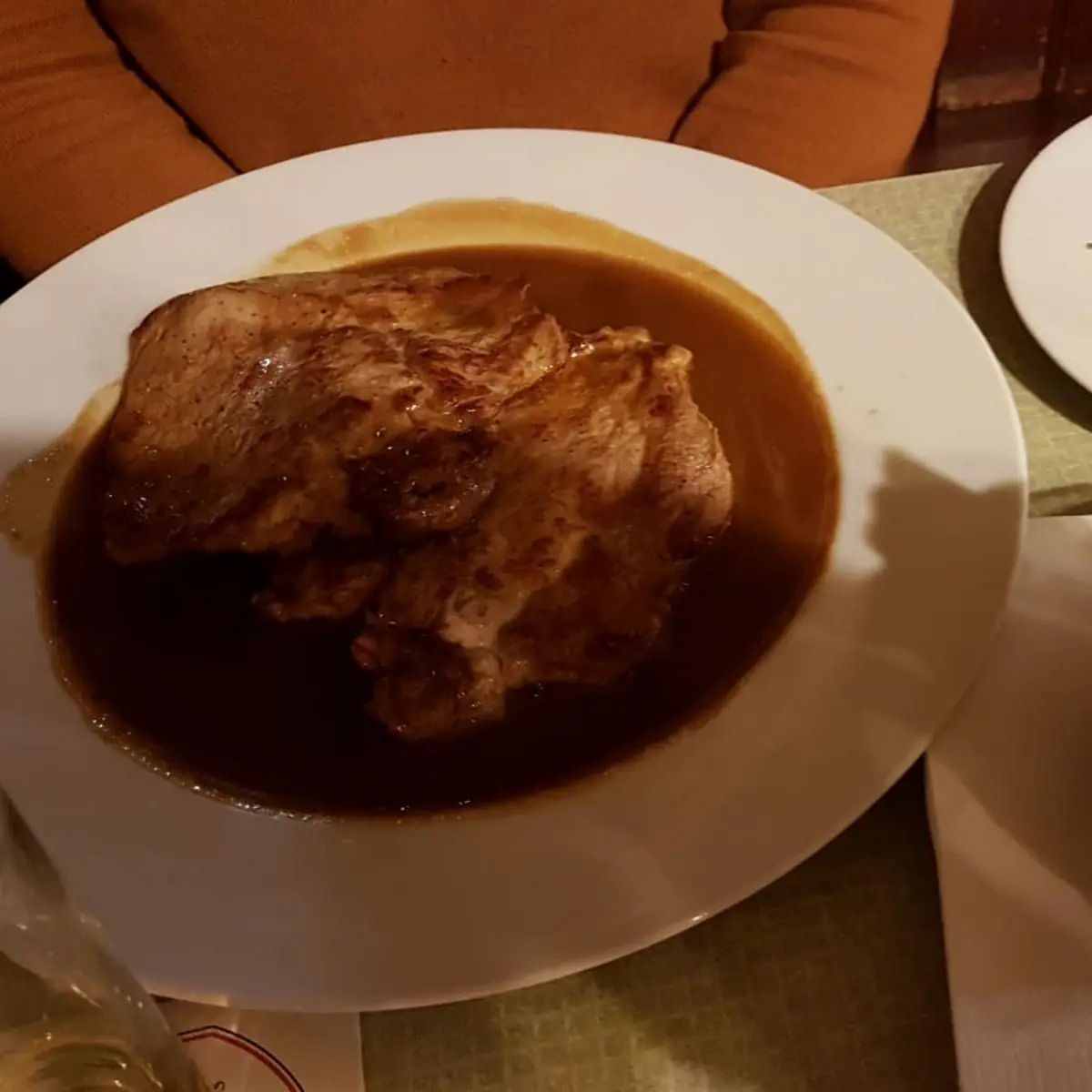 Naturschnitzel Vom Schwein Mit Reis Und Gemischtem Salat