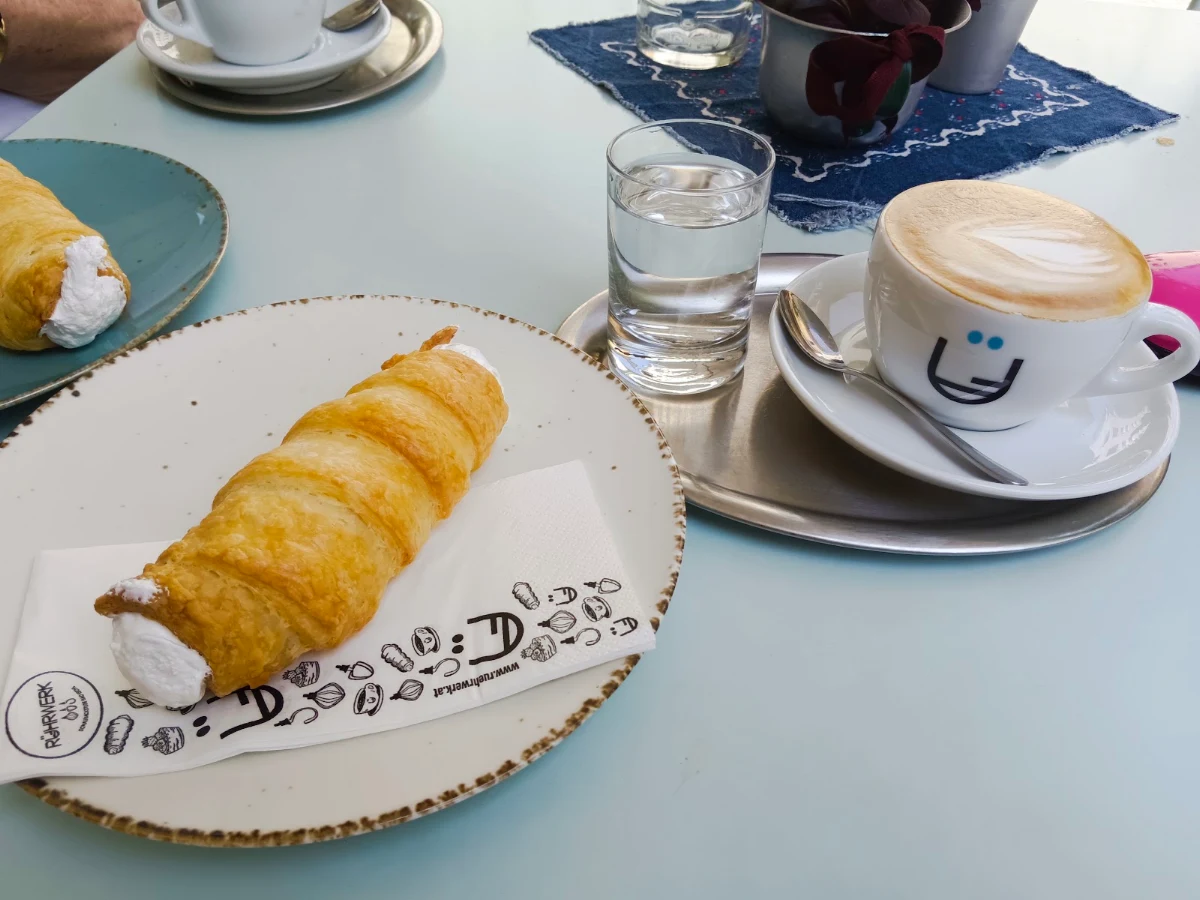 Cappuccino Mit Milchschaum Und Hausgemachten Schaumrollen