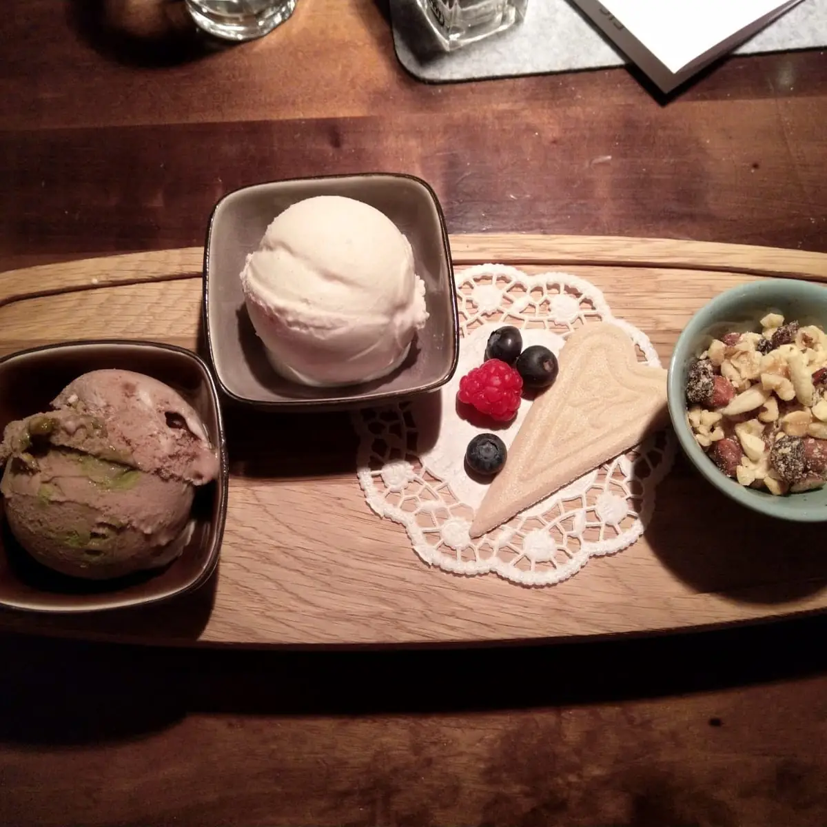 2 Kugeln Eis Mit Nüssen