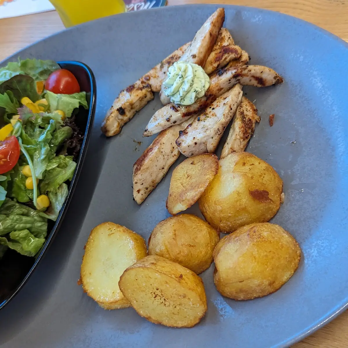 Hähnchenbrust Mit Bratkartoffeln Und Salat