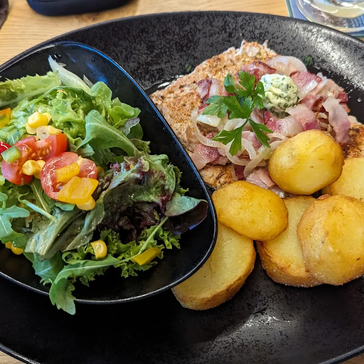 Schnitzel Carree Mit Schinken Speck Und Bratkartoffeln