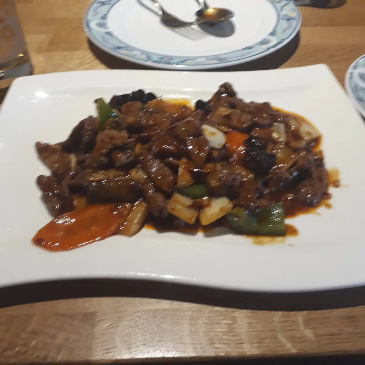 Gebratene Nudeln mit Schweinefleisch