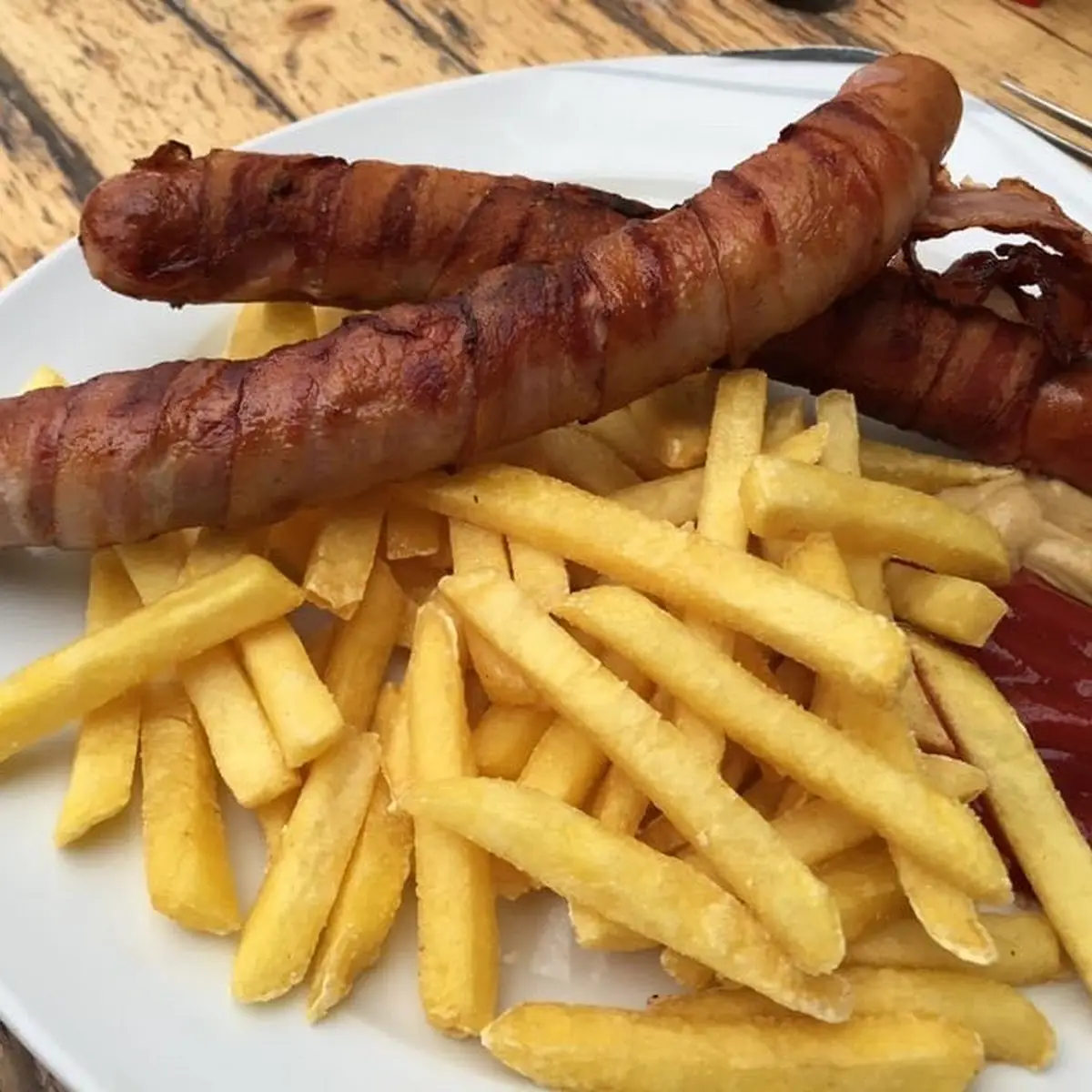 Berner Würstel Mit Pommes