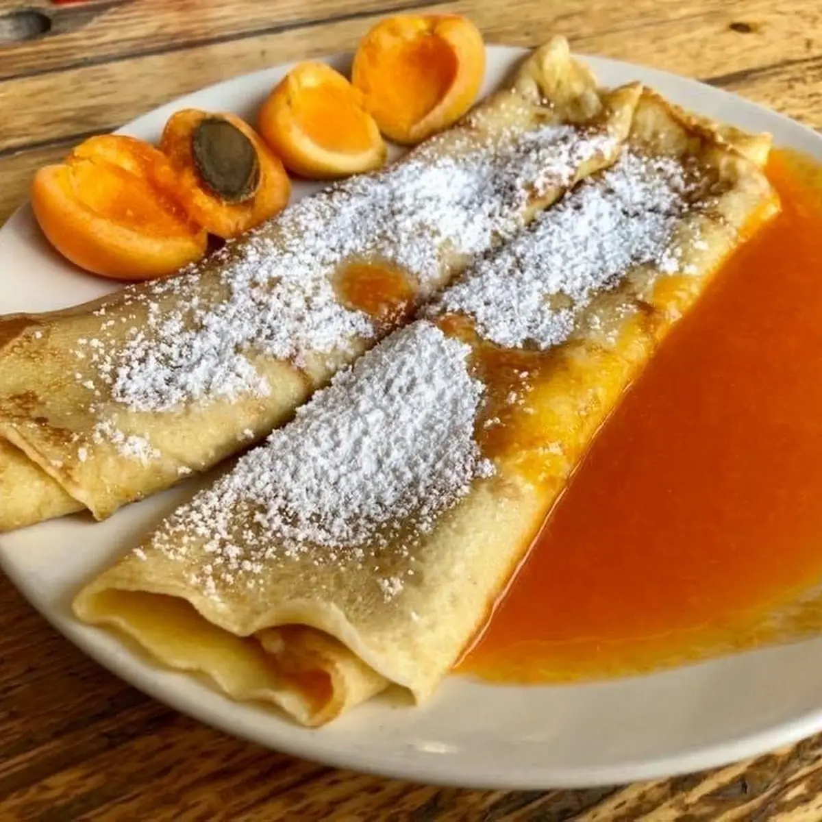 Palatschinken Mit Marillenmarmelade