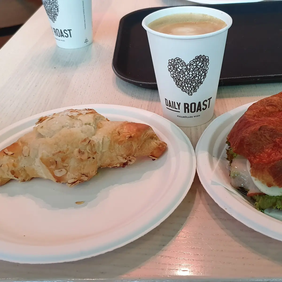 Schinken-käse Croissant Und Schokocroissant