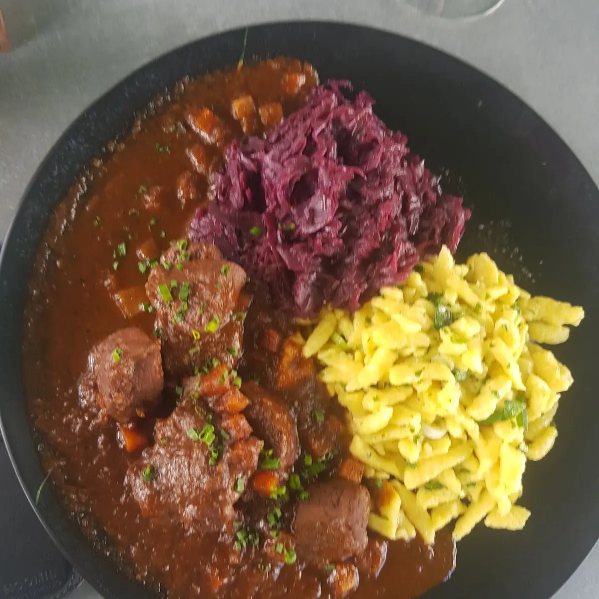 Hirschragout Mit Rotkraut Und Spätzle