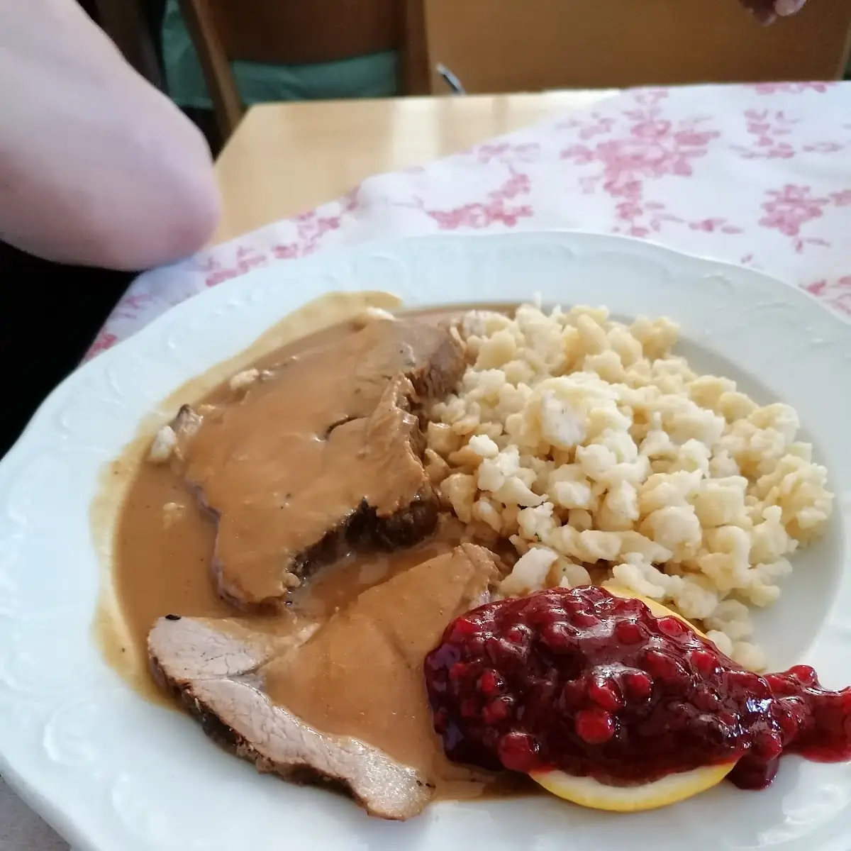 Mostbraten Mit Spätzle Und Preiselbeeren