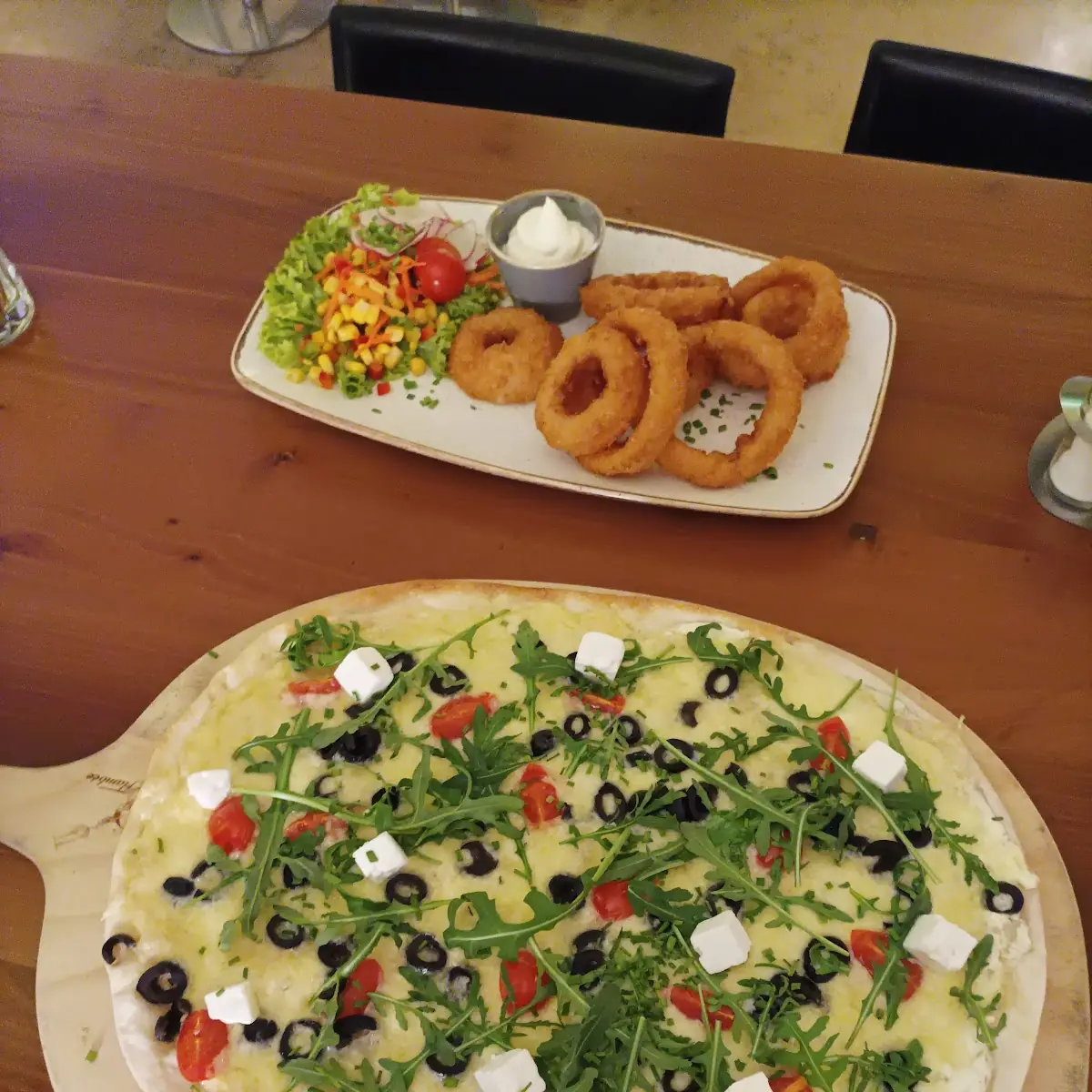 Onoinrings Und Flammkuchen Mit Rucola Und Fetakäse