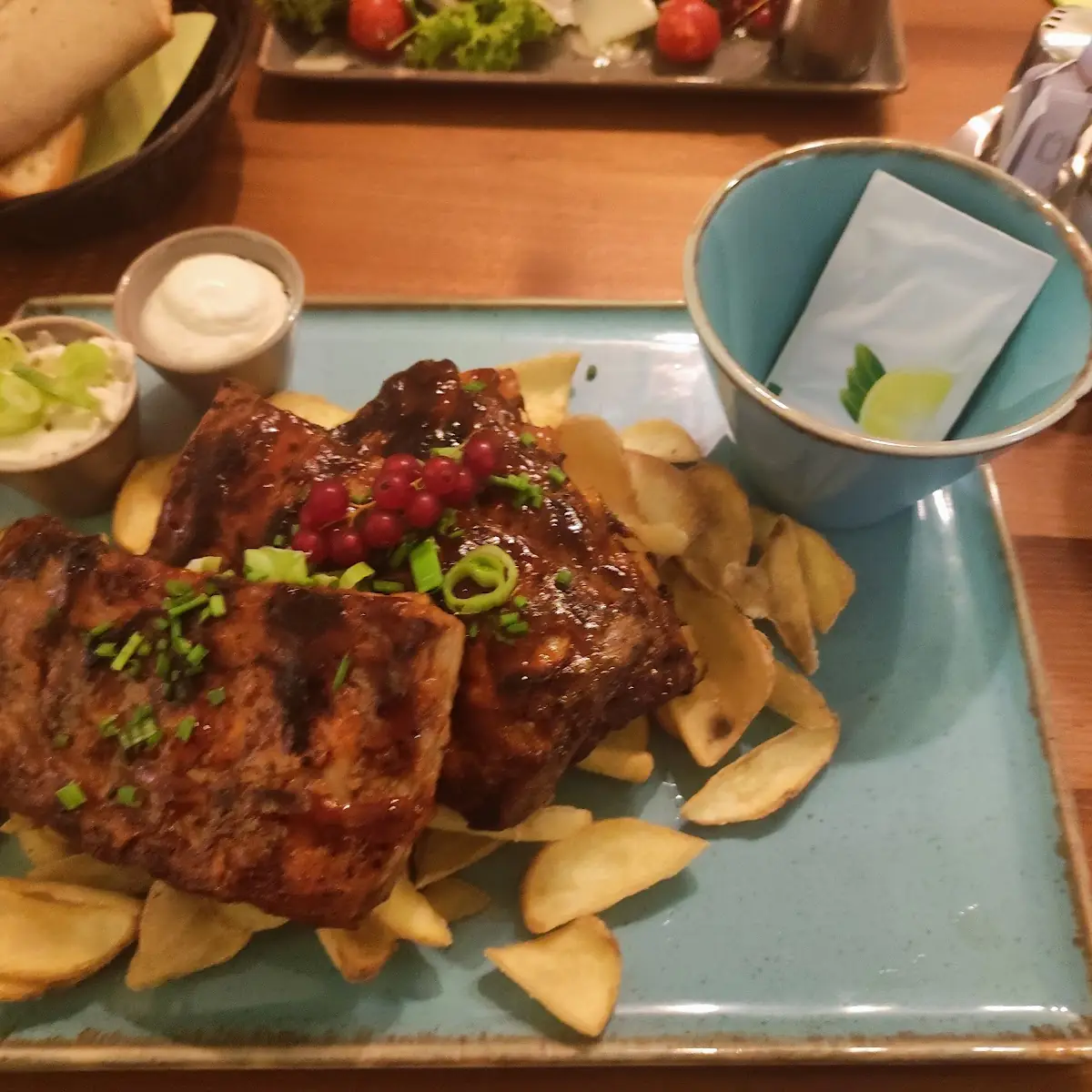 Spare Ribs Mit Kartoffel Chips