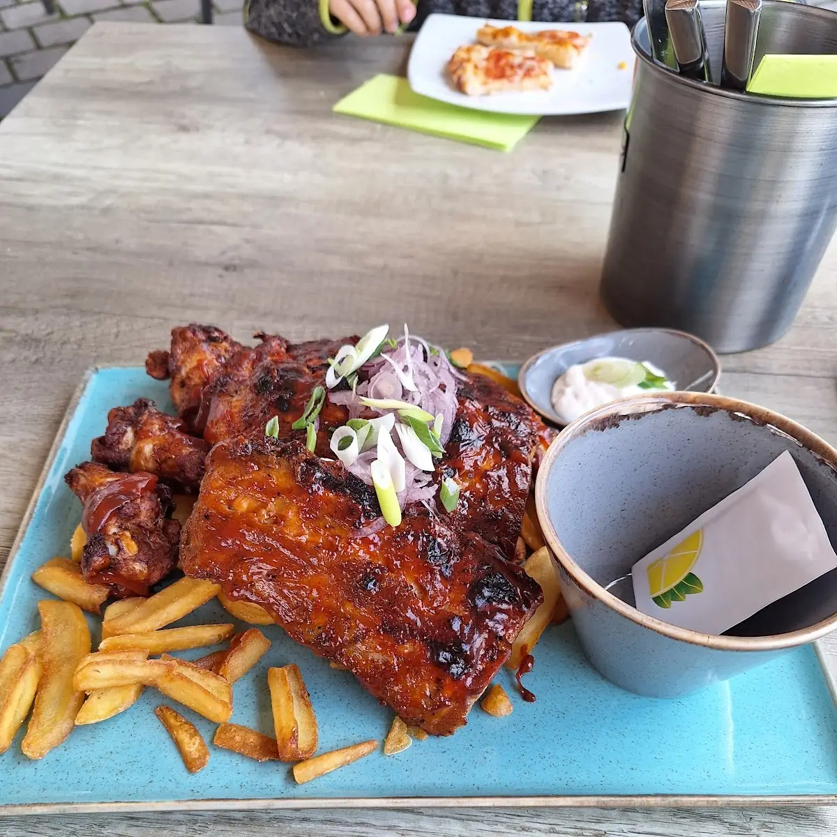 Spearipps Mit Pommes Und Kräuter Und Knoblauchsoße