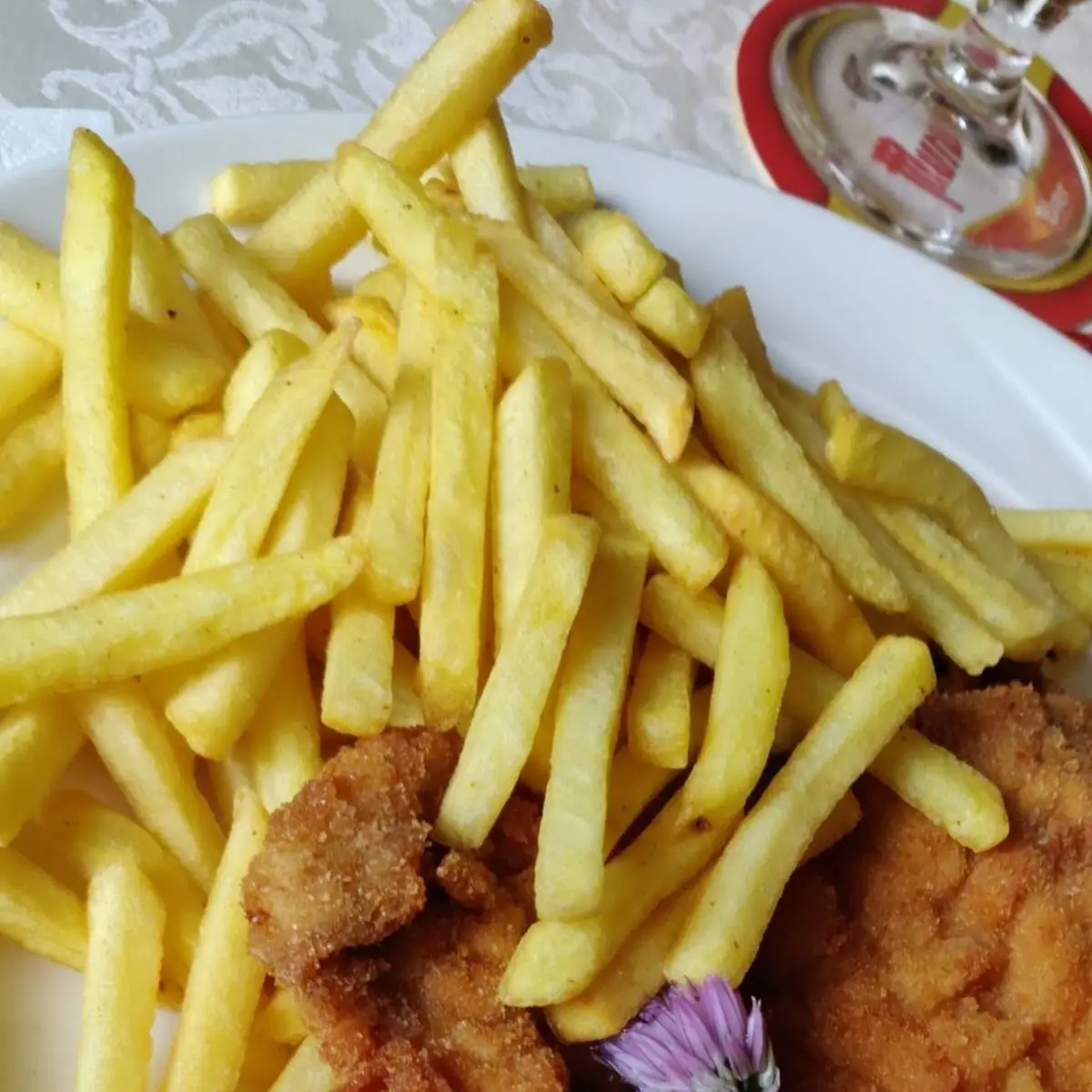 Schweineschnitzel Mit Pommes