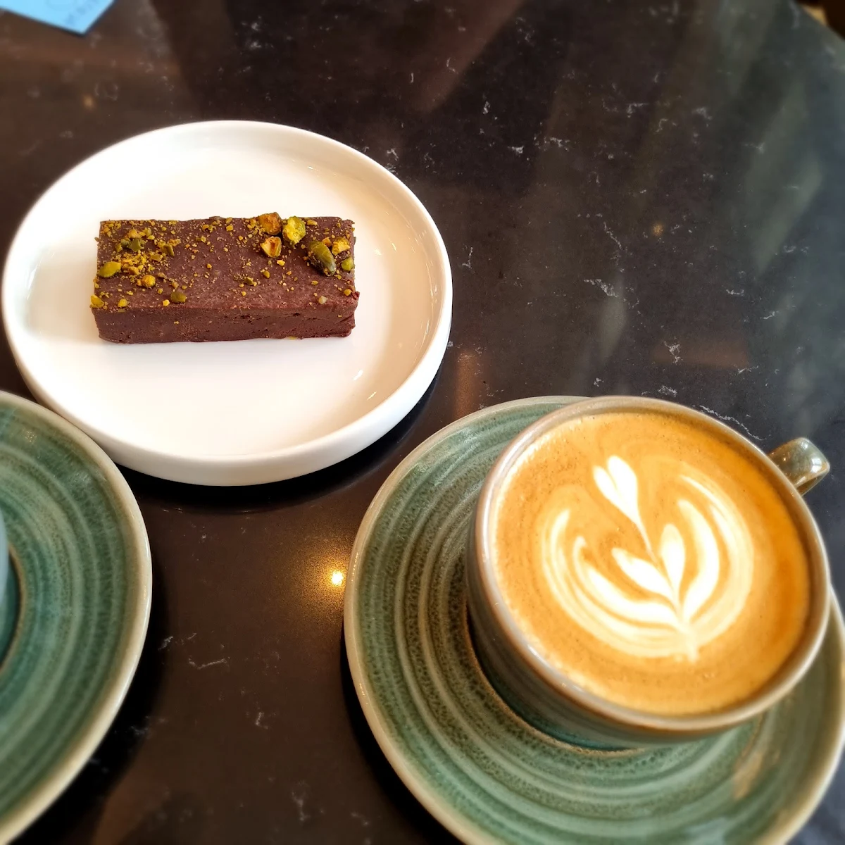 Veganer Matcha-brownie Mit Pistazien Und Matcha Latte Mit Hafermilch