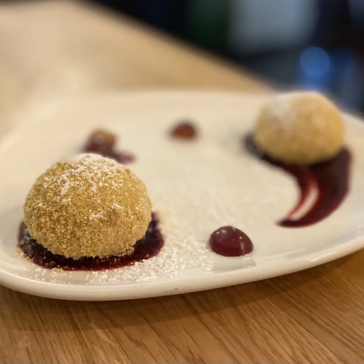 Hausgemachter Zwetschkenknödel Auf Zwetschkenröster