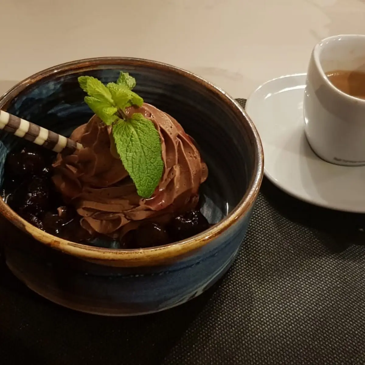Mousse Au Chocolat Mit Amarenakirschen