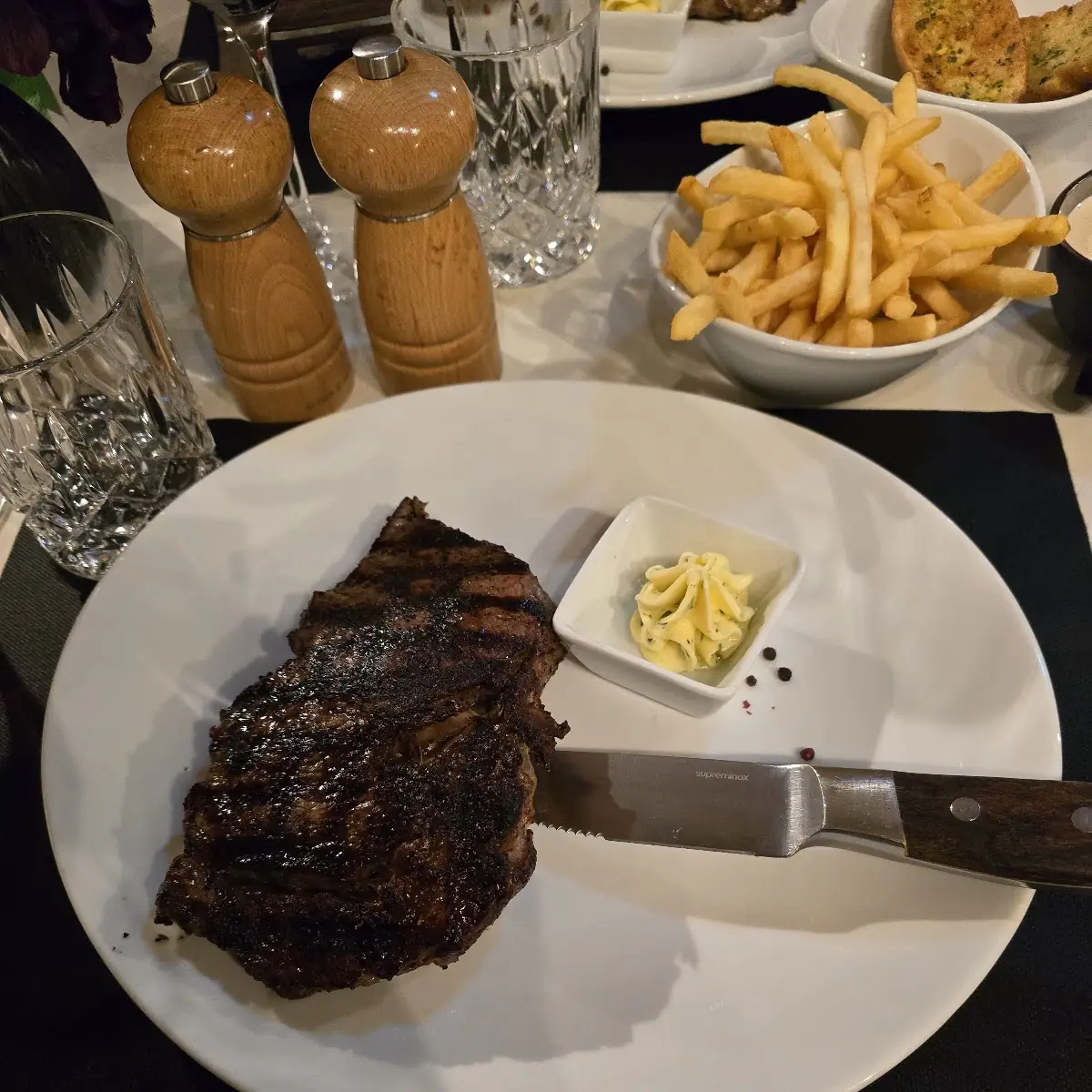 Tenderloin Steak Sowie Ofenkartoffel Mit Sauerrahm Süßkartoffel Pommes-frites Und Onion Rings