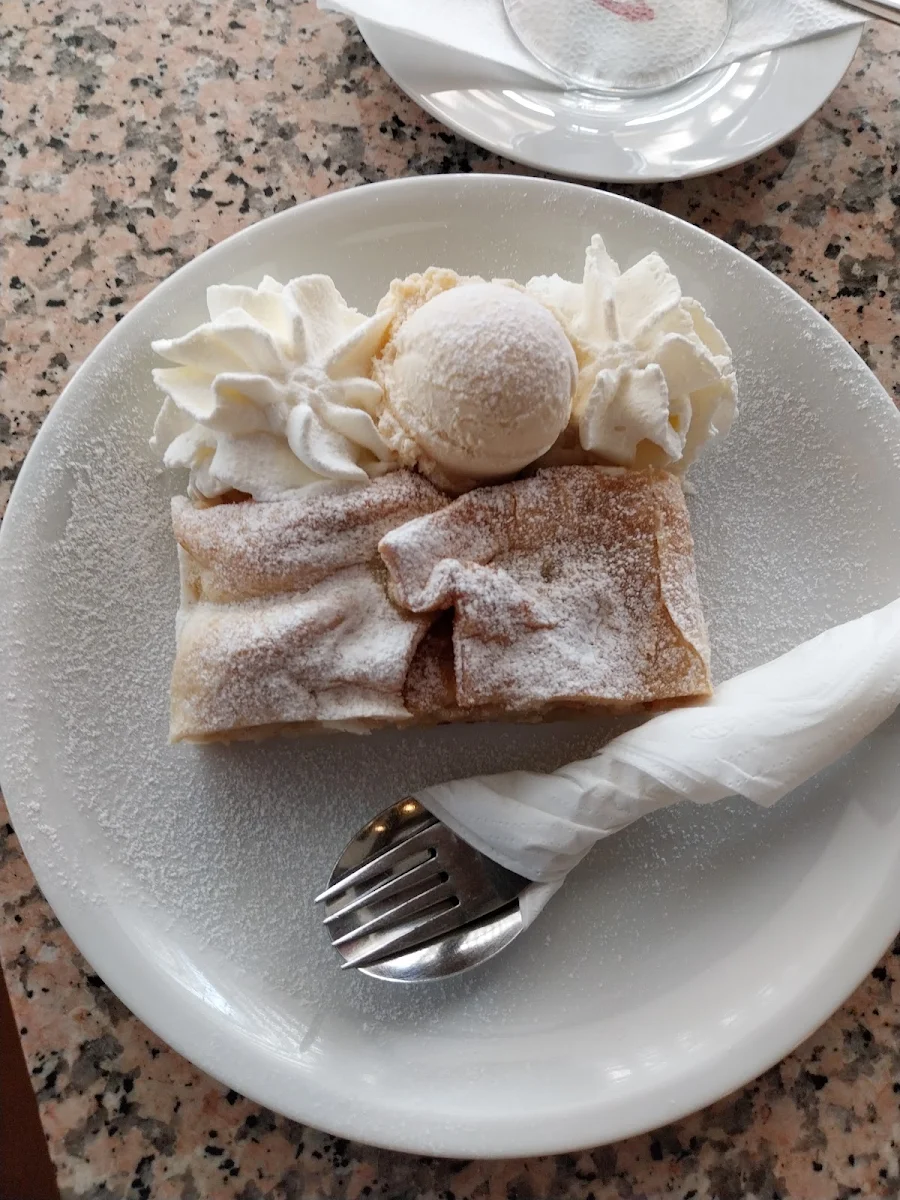 Apfelstrudel Mit Schlagobers Und Vanilleeis