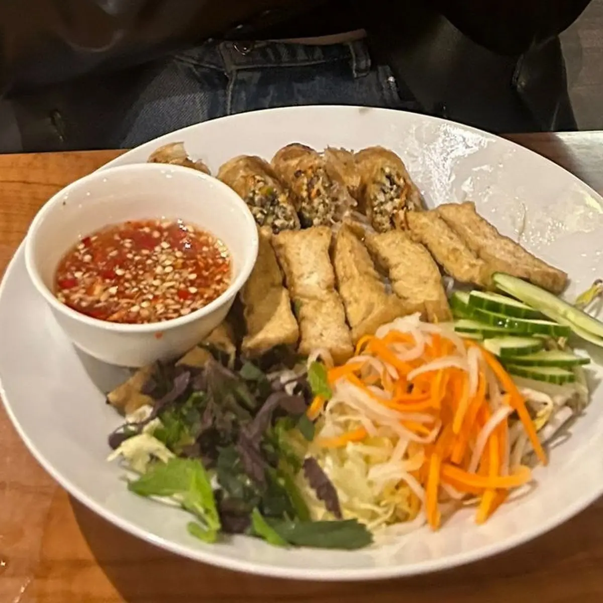 Bún Trộn Bowl Mit Frühlingsrollen Bbq-soja-spieße