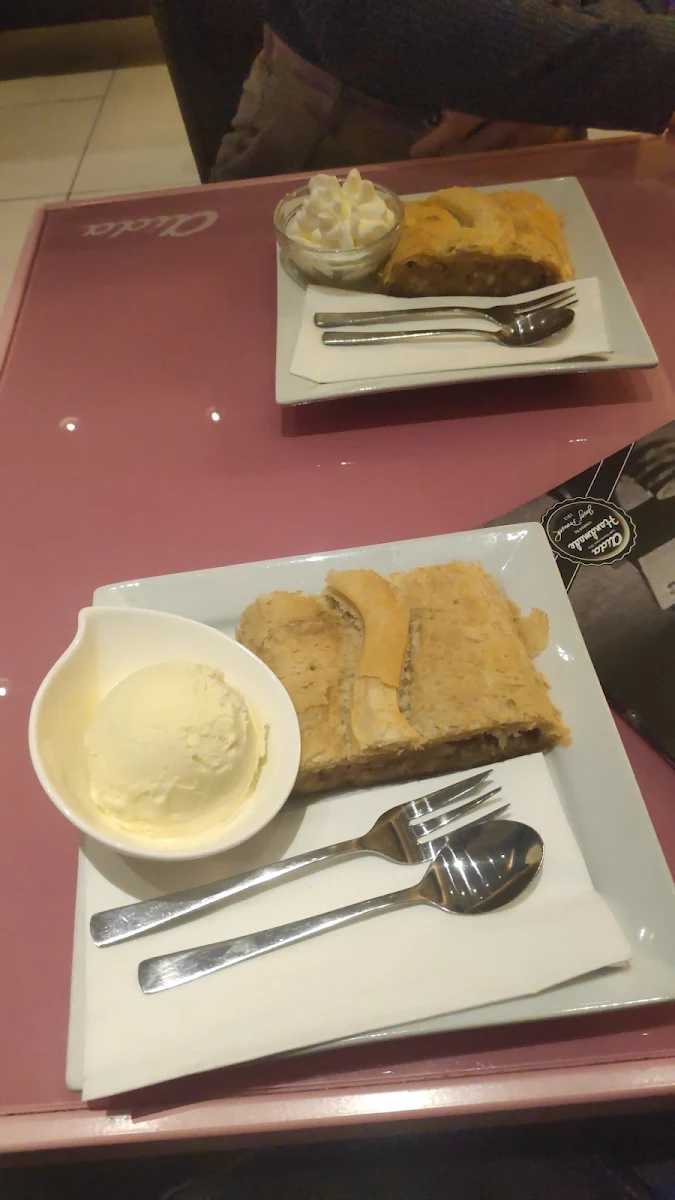 Apfelstrudel Mit Kugel Eis