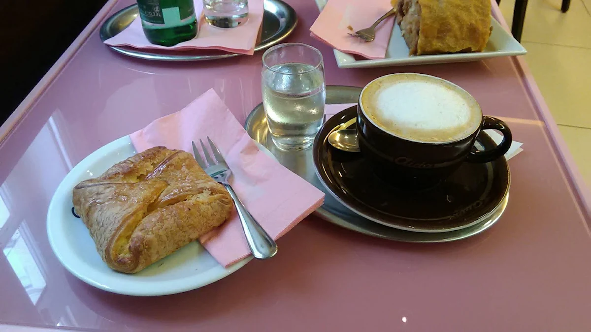 Milchkaffee Und Topfengolatsche