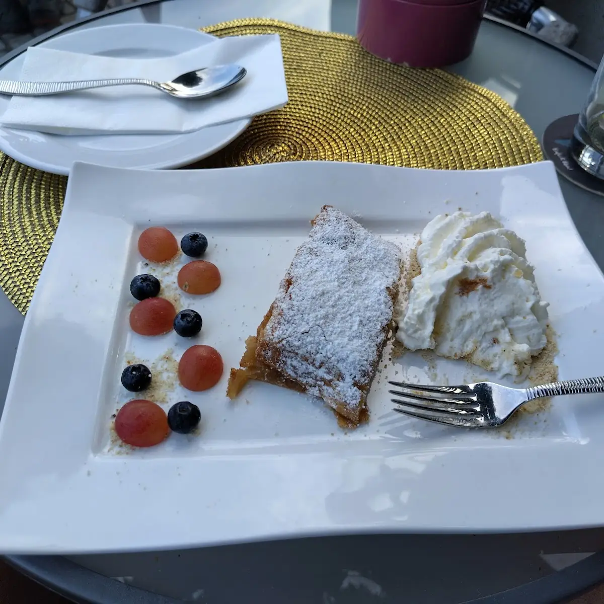 Apfelstrudel Mit Sahne