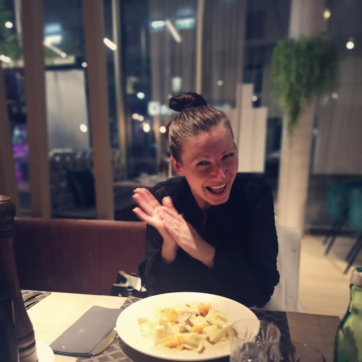 Hausgemachte Ravioli Plin Gefüllt Mit Ricotta Auf Trüffelcreme Und Walnuss-crumble