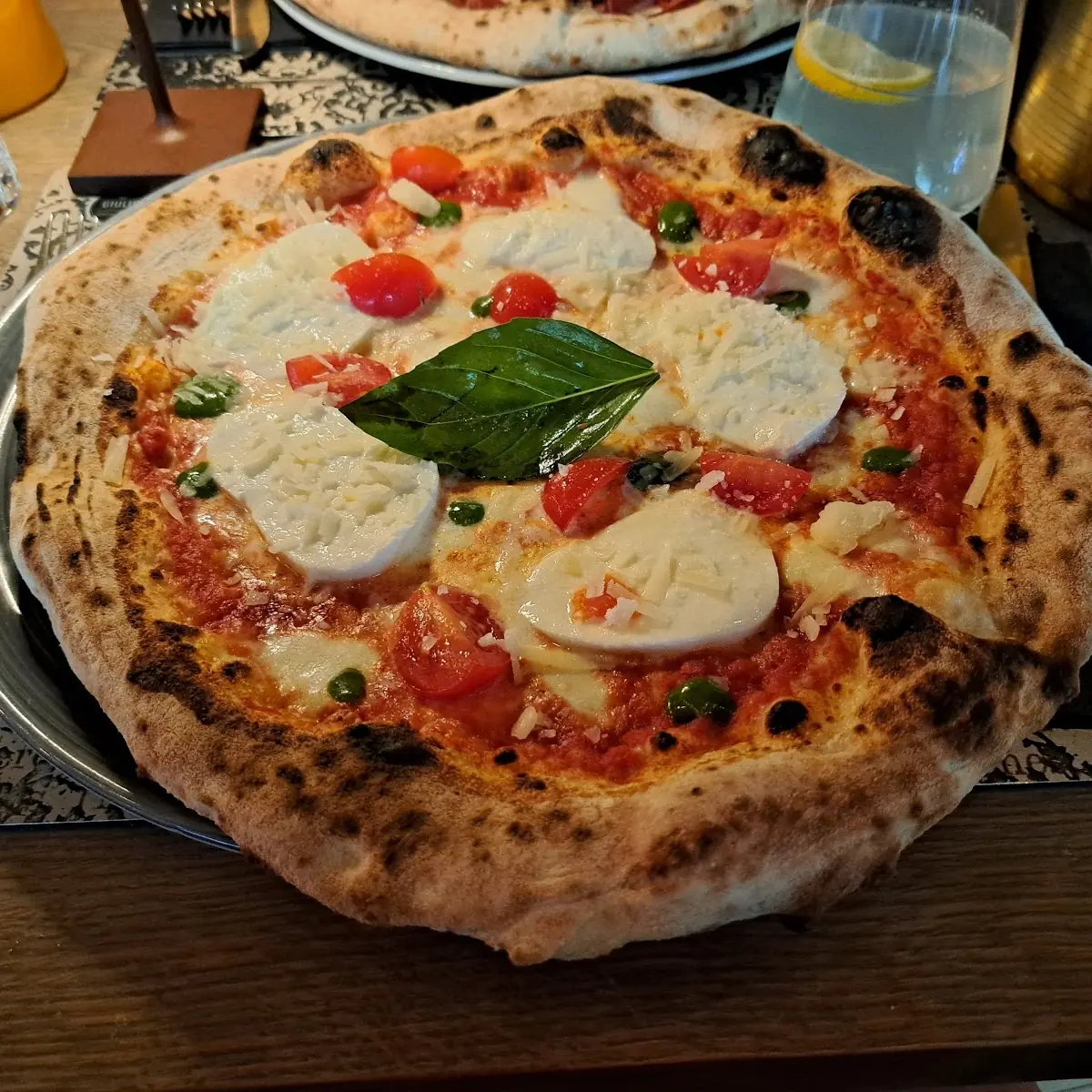 Pizza Margherita Mit Salami & Mais