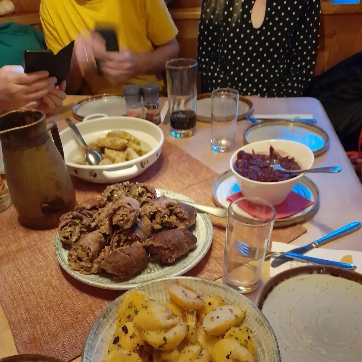 Kalbsrouladen Mit Petersilkartoffeln Und Rotkraut
