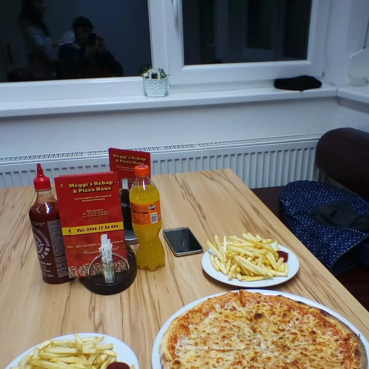 Pizza Margherita Und Pommes