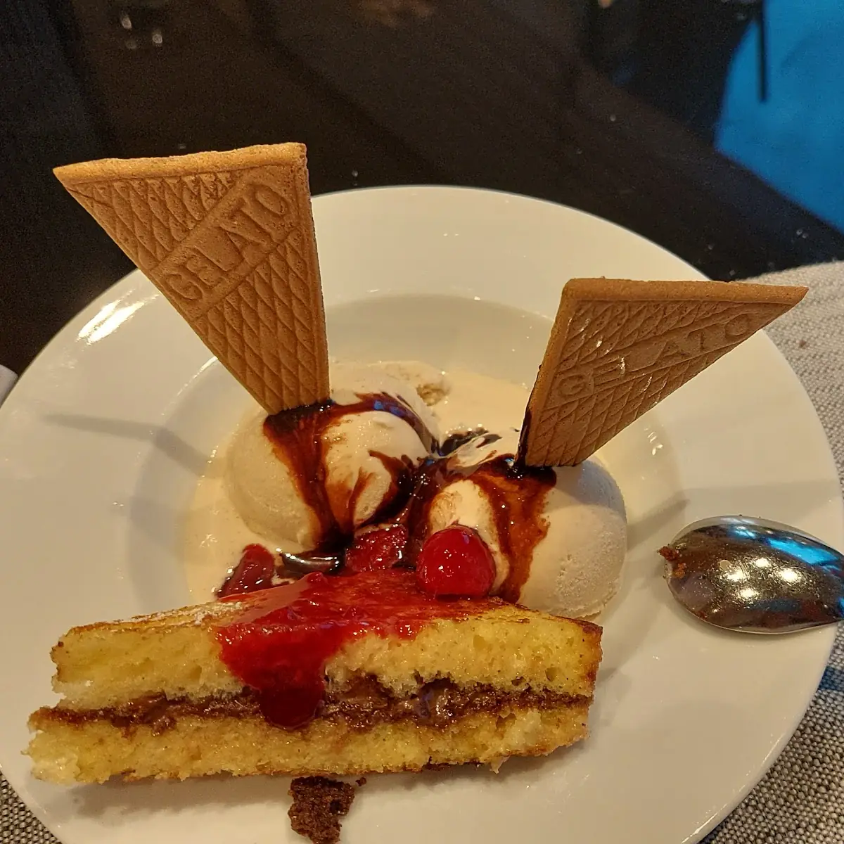 Haselnuss Eis Mit Nougat Pofesen Himbeeren Und Schokososse