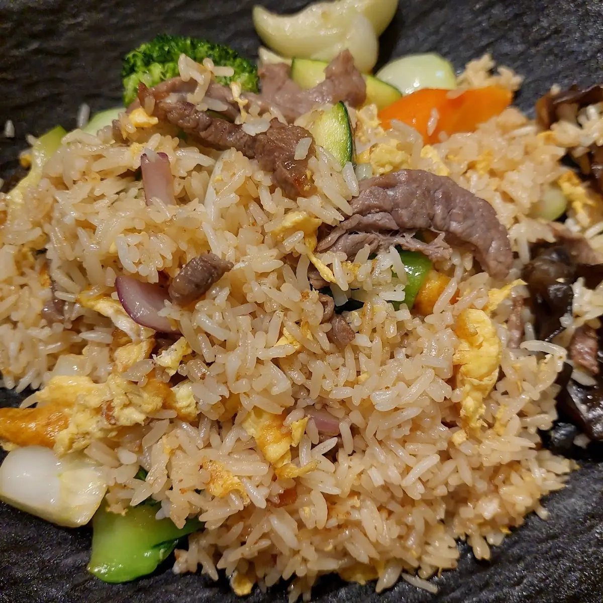Gebratene Eierreis Mit Rindfleisch Und Gemüse