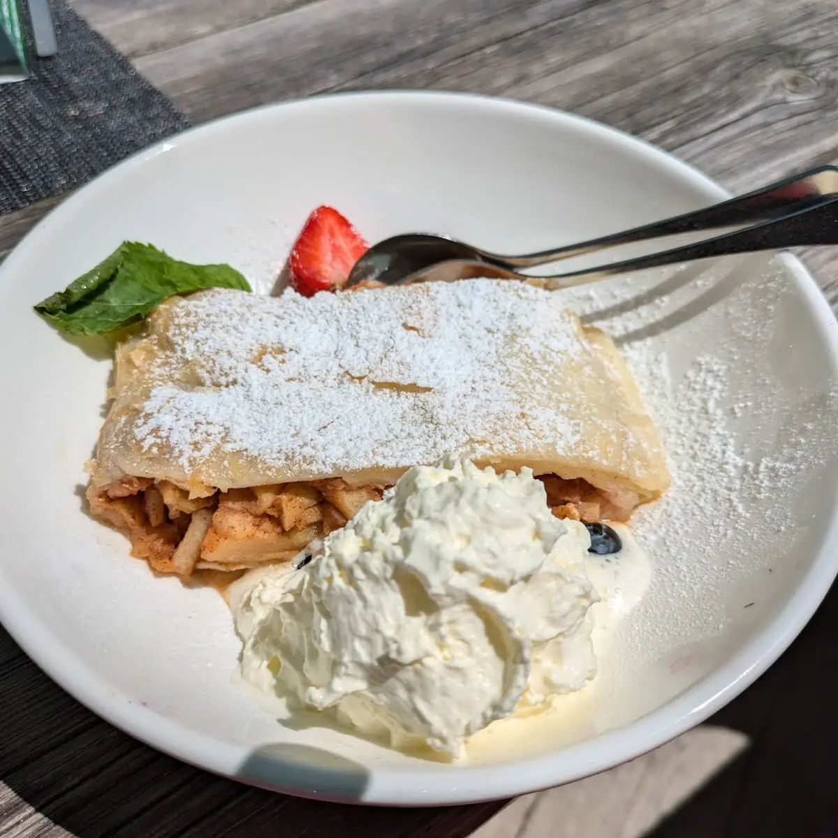 Hausgemachter Topfenstrudel
