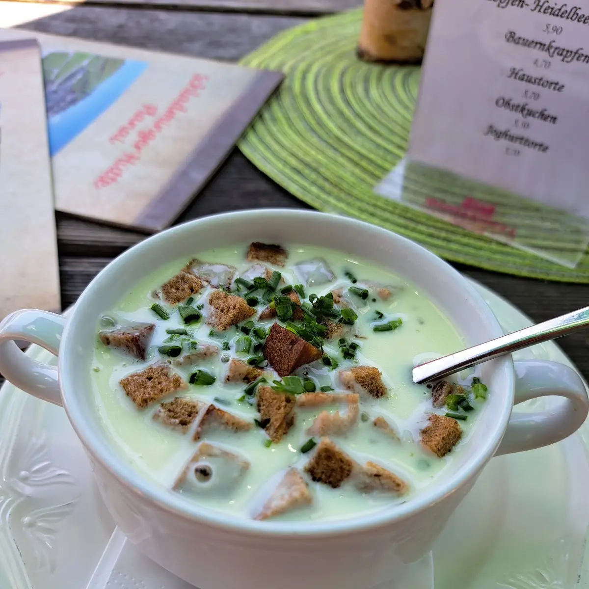 Steirische Knoblauchsuppe Mit Brotwürfel