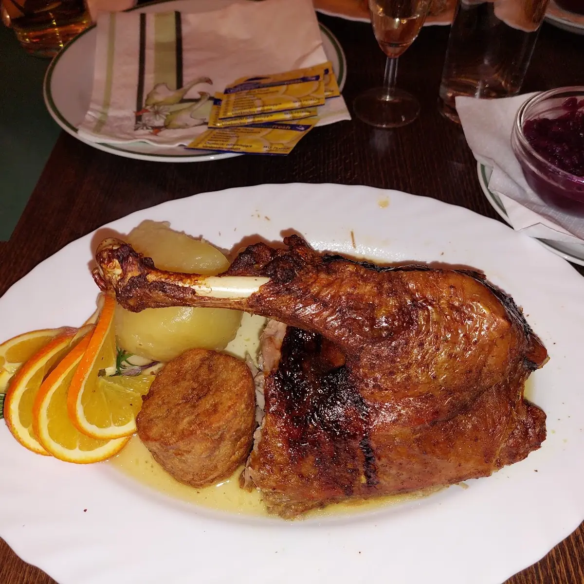 Gansl Mit Rotkraut Semmel- Und Waldviertler Knödel