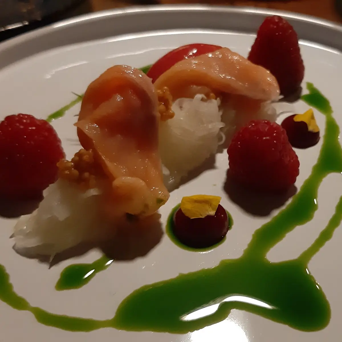 Saibling Mit Himbeeren Und Kräuteröl