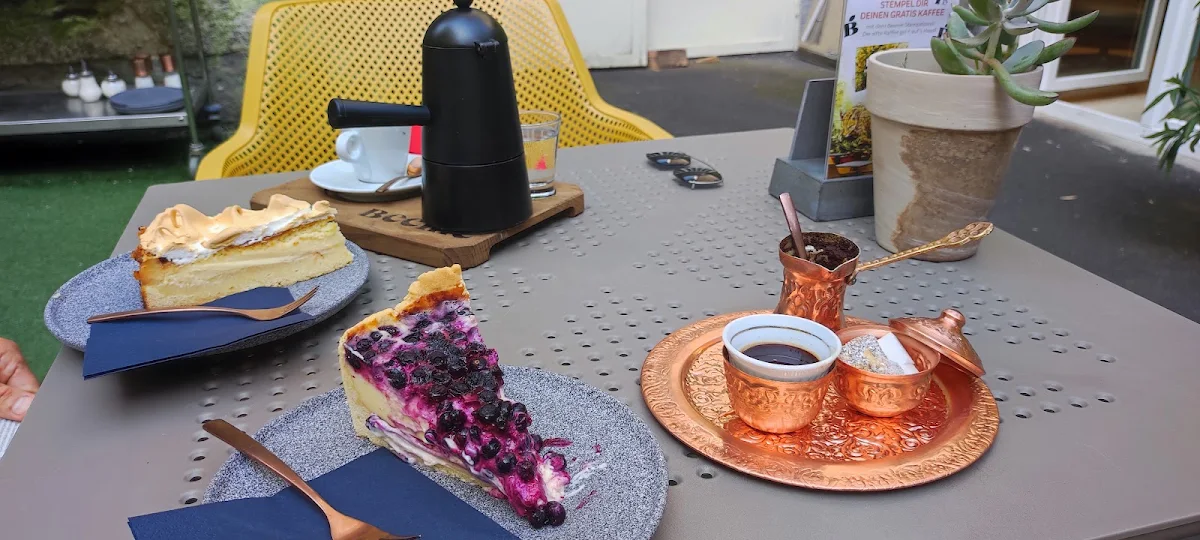 Türkischer Kaffee Mit Heidelbeertorte Sowie Italienischer Kaffee Mit Zitronentorte