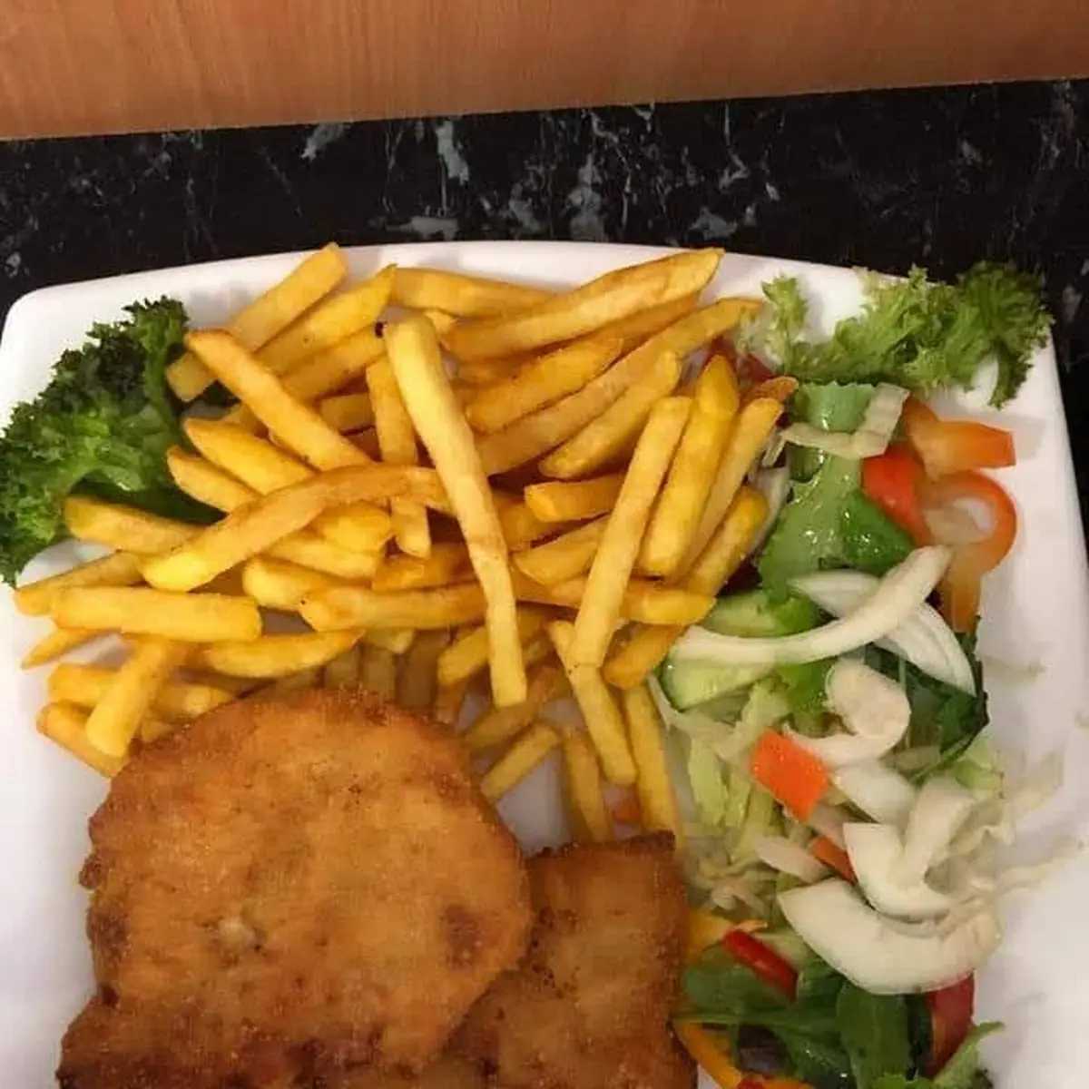 Hühnerschnitzel Mit Pommes