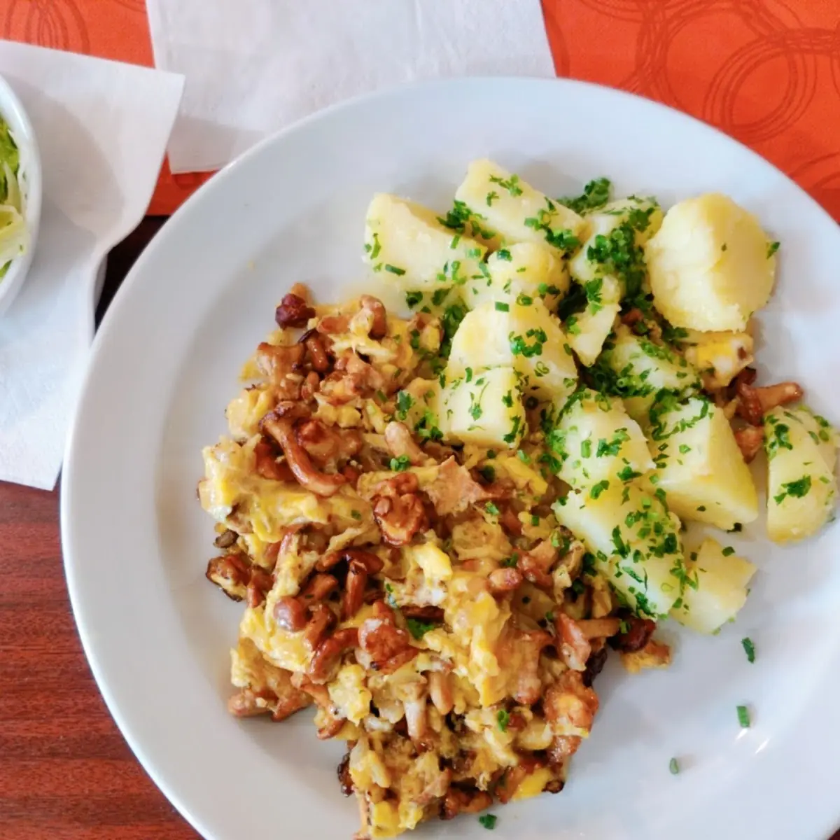 Geröstete Eierschwammerl Mit Ei