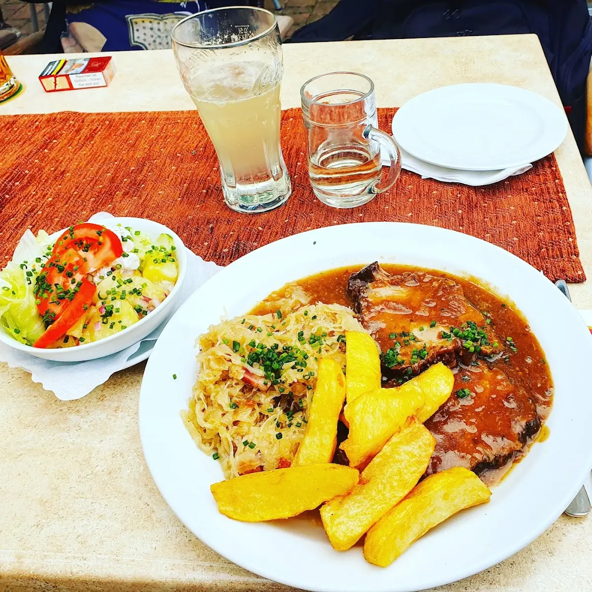Schweinsbraten Mit Bratkartoffeln Und Sauerkraut