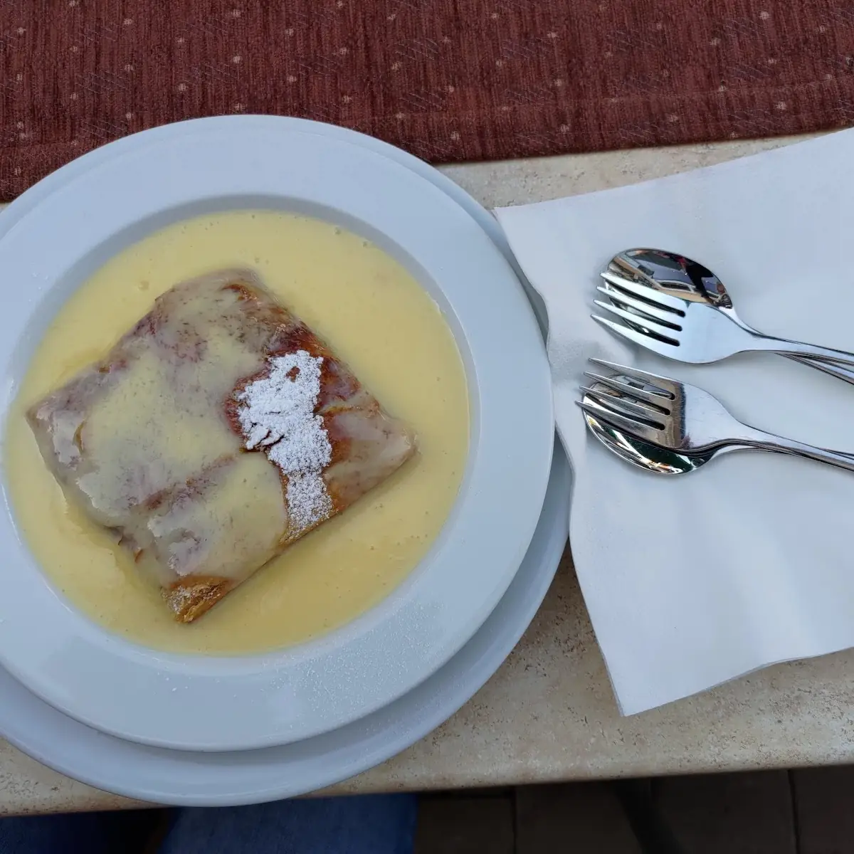 Topfenstrudelmit Vanillesauce