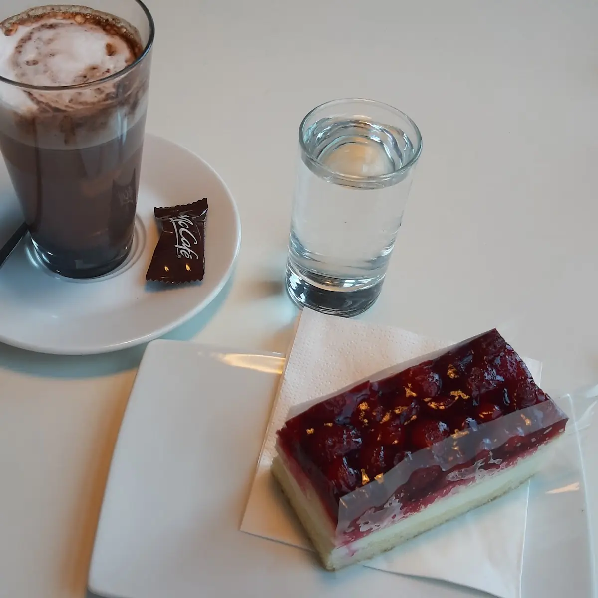 Heiße Schokolade Mit Himbeerschnitte